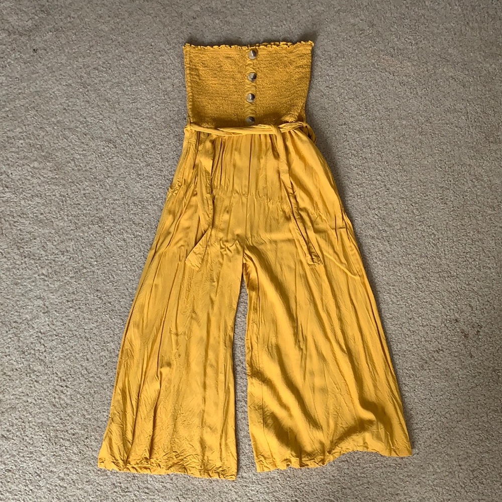 No-sleeve waist tie jump suit. Size medium.